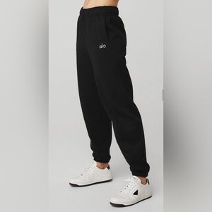 Alo Yoga NWT Accolade Sweatpants Cool Chrome Logo Black, Pockets XS